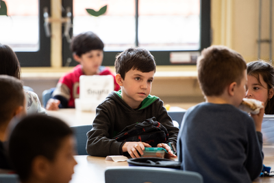 911121 Portret van de 8-jarige Mischa uit Oekraïne die met zijn ouders gevlucht is uit Kiev na de Russische inval en ...